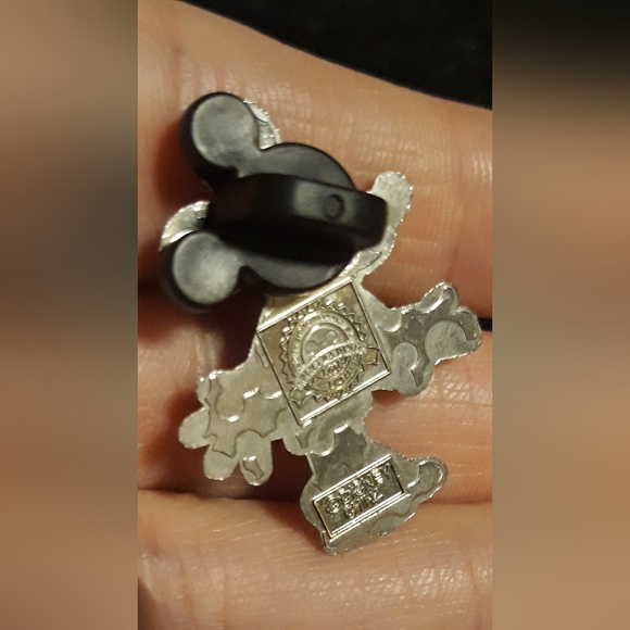 Disney Trading Pin 2010 Minnie Mouse Black & White Polka Dot Dress - Picture 3 of 4